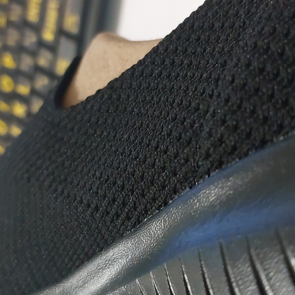 Sketchers Stretch Fit shoes (FREE HOUSE SHOES) - Picture 5 of 15